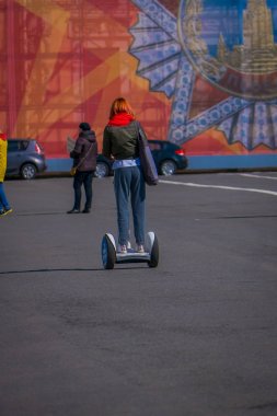 St Petersburg, Rusya, 02 Mayıs 2018: st. Petersburg kenti sokaklarında bir segway kullanan kimliği belirsiz kadın açık görünümü