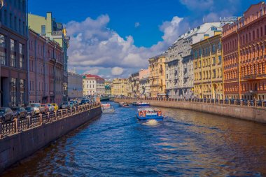St Petersburg, Rusya - 14 Haziran 2014: turist Moika nehirde yüzen deniz araçları. St. Petersburg Rusya'nın başkenti oldu ve çok sayıda turist çekiyor.