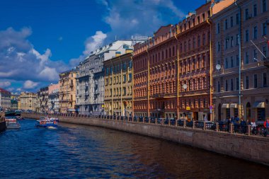 St Petersburg, Rusya - 14 Haziran 2014: turist Moika nehirde yüzen deniz araçları. St. Petersburg Rusya'nın başkenti oldu ve çok sayıda turist çekiyor.