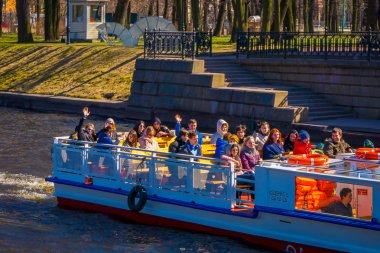 St Petersburg, Rusya - 14 Haziran 2014: turist Moika nehirde yüzen deniz araçları. St. Petersburg Rusya'nın başkenti oldu ve çok sayıda turist çekiyor.