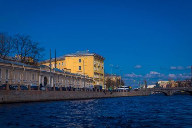 Saint Petersburg mavi bir gökyüzü güneşli bir gün boyunca Fontanka Nehri üzerinde Anichkov Köprüsü'nün güzel açık görünüm