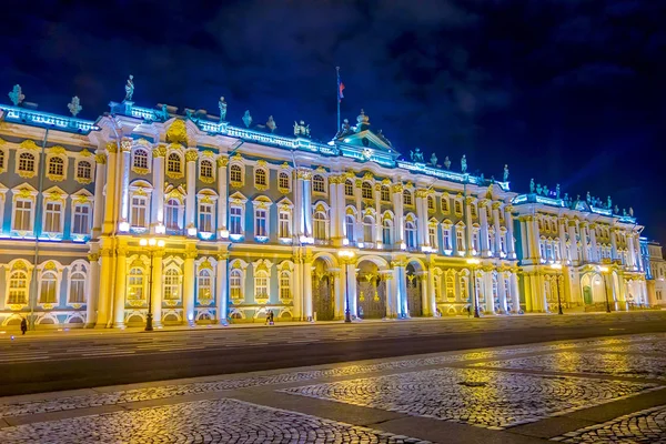 ST. PETERSBURG, RUSIA, 02 MAYO 2018: Vista al aire libre del invierno Palacio Hermitage San Petersburgo ciudad por la noche —  Fotos de Stock