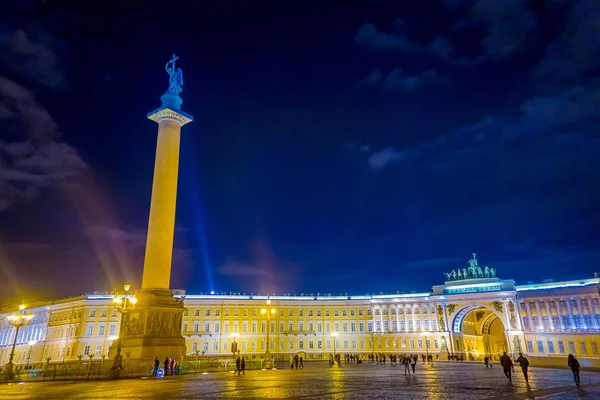 ST. PETERSBURG, RUSSIE, 02 MAI 2018 : Palais d'hiver et colonne Alexandre sur la place du Palais à Saint-Pétersbourg — Photo