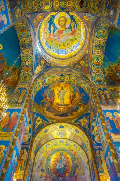 ST. PETERSBURG, RUSIA, 02 MAYO 2018: Mosaico de techo en la Catedral de la Resurrección de Cristo sobre la Sangre de la Iglesia del Salvador sobre la Sangre en San Petersburgo —  Fotos de Stock