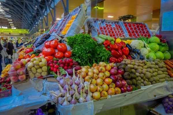 St. petersburg, russland, 29. april 2018: hautnah am stand von delikatem obst und gemüse auf einem markt in st petersburg — Stockfoto