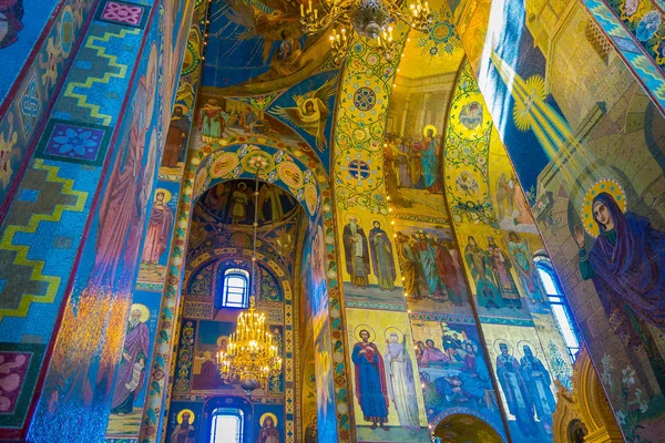 Αγία Πετρούπολη, Ρωσία, 02 Μαΐου 2018: εσωτερική άποψη της εκκλησίας του Σωτήρα. Αρχιτεκτονικό ορόσημο εκκλησία περιέχει πάνω από 7500 τ.μ. των μωσαϊκών στην Αγία Πετρούπολη — Φωτογραφία Αρχείου