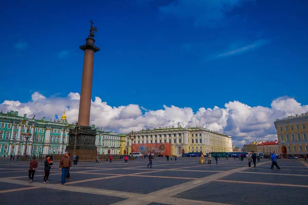 ST. PETERSBURG, RÚSSIA, 02 MAIO 2018: Palácio de Inverno e Coluna Alexander na Praça do Palácio em São Petersburgo — Fotografia de Stock