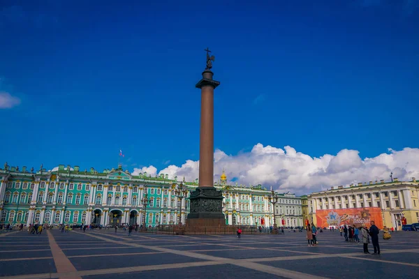 ST. PETERSBURG, RÚSSIA, 02 MAIO 2018: Palácio de Inverno e Coluna Alexander na Praça do Palácio em São Petersburgo — Fotografia de Stock