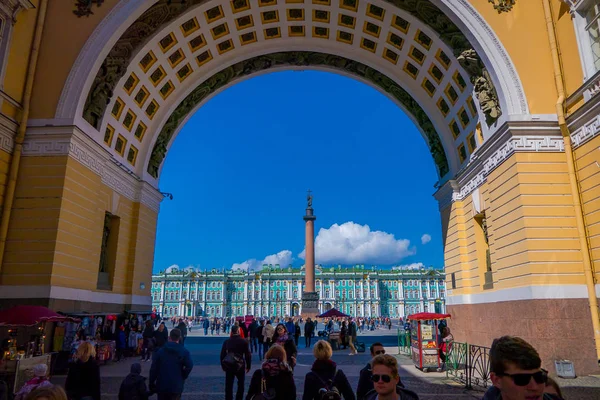 サンクトペテルブルク、ロシア、2018 年 5 月 1 日: 人 ejoying 晴れた日の間にビューとサンクトペテルブルク市のジェネラル ・ スタッフ建物のアーチを通して宮殿広場のビュー — ストック写真