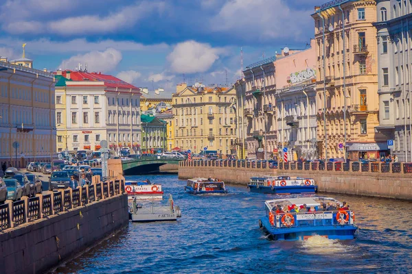 ST PETERSBURG, RUSIA - 14 DE JUNIO DE 2014: Barcos turísticos flotando sobre el río Moyka. San Petersburgo fue la capital de Rusia y atrae a muchos turistas . — Foto de Stock