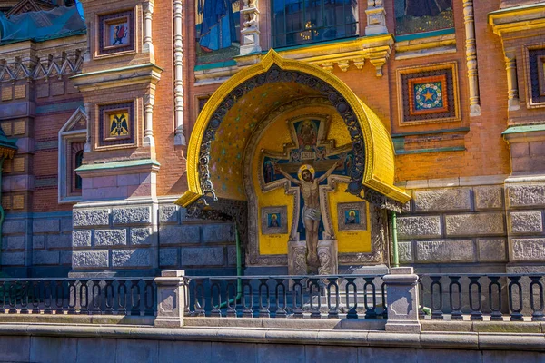 ST. PETERSBURG, RÚSSIA, 02 MAIO 2018: Vista ao ar livre de detalhes esculpidos na Igreja do Salvador, um dos principais pontos turísticos de São Petersburgo, a igreja foi construída em 1883-1907 — Fotografia de Stock