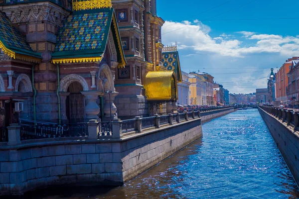 サンクトペテルブルク、ロシア、2018 年 5 月 2 日: モイカ河川、運河、教会のビューの救世主教会は、サンクトペテルブルグの主要な観光スポットの 1 つ、1883-1907 年に建てられました。 — ストック写真