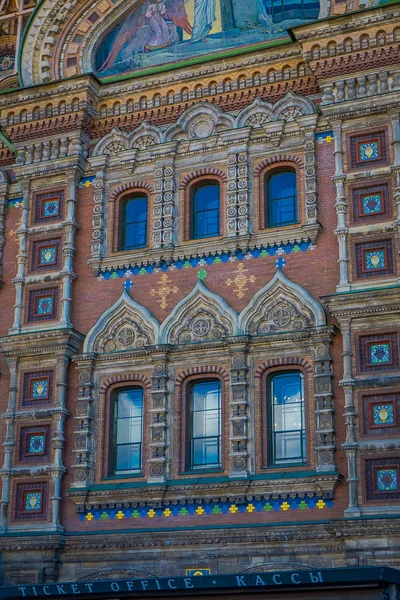 圣彼得堡, 俄罗斯, 2018年5月02日: 在圣彼得斯堡的主要景点之一, 在救世主教会中雕刻细节的户外景观, 教堂建于1883-1907 — 图库照片