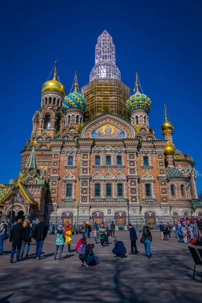 ST. PETERSBURG, RÚSSIA, 02 MAIO 2018: Pessoas não identificadas tirando fotos da Igreja o Salvador no sangue derramado é um dos principais pontos turísticos de São Petersburgo, a igreja foi construída em 1883-1907 — Fotografia de Stock