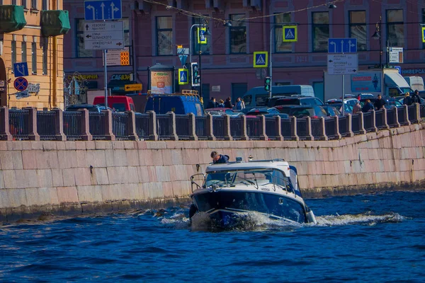 サンクトペテルブルク、ロシア、2018 年 5 月 2 日: サンクトペテルブルク豪華な日当たりの良い日中モイカ川ヨットで正体不明の人の屋外の表示 — ストック写真