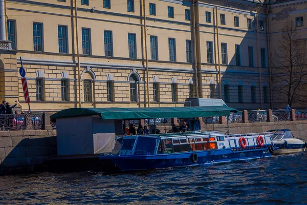 St. petersburg, russland, 02 mai 2018: aussenansicht von touristen bei einer schifffahrt auf dem moyka-fluss. St. Petersburg war die Hauptstadt Russlands und zieht viele Touristen an — Stockfoto