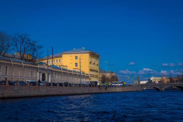 Schöne Außenansicht der Anitschkow-Brücke am Fluss Fontanka an einem sonnigen Tag in einem blauen Himmel in Sankt Petersburg — Stockfoto