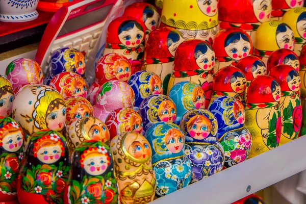 ST. PETERSBURG, RUSIA, 01 MAYO 2018: Matryoshka Muñecas rusas babushka de varios colores, conjunto de tamaño de secreasing Muñecas colocadas una dentro de otra — Foto de Stock