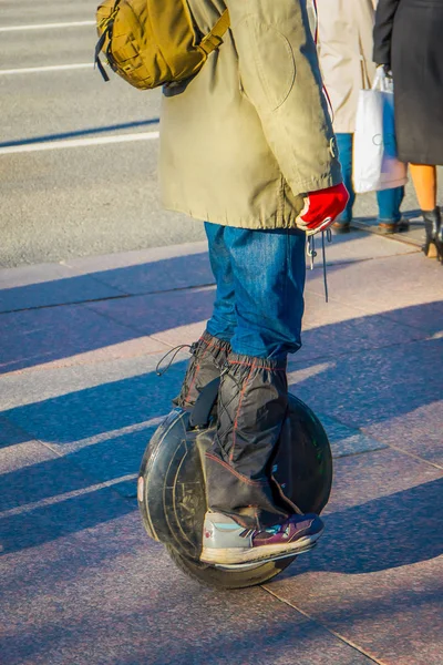 ST. PETERSBURG, RUSIA, 02 MAYO 2018: Vista exterior de una mujer no identificada utilizando un segway de una rueda en las calles de la ciudad de San Petersburgo — Foto de Stock