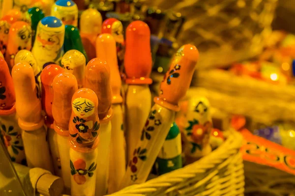 ПЕТЕРСБУРГ, РОССИЯ, 01 января 2018 года: Закрытие русских деревянных сувениров в виде ручки на рынке в Санкт-Петербурге — стоковое фото