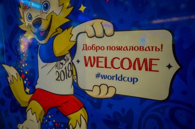 St Petersburg, Rusya, 02 Mayıs 2018: 2018 Dünya Kupası resmi maskotu kurt Zabivaka resmi bir hoş geldiniz işaret tutan futbol tiyatro kare Park
