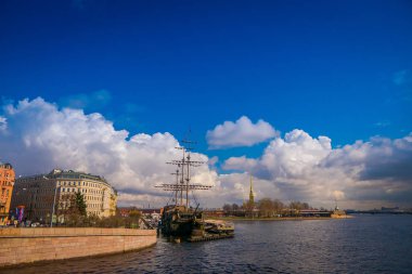 St Petersburg, Rusya, 01 Mayıs 2018: eski Fırkateyn Letuchiy Gollandets: Kalyon gemi Saint Petersburg'daki Neva nehir setin üzerine kapalı restoran içeren