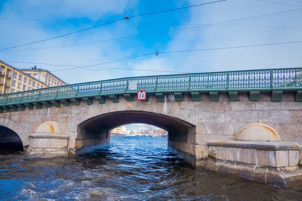 Открытый вид на Аничков мост на Фонтанке в Санкт-Петербурге — стоковое фото