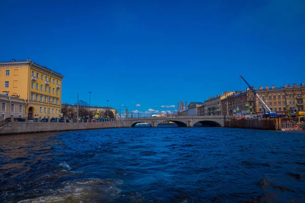 Bela vista ao ar livre da Ponte Anichkov no rio Fontanka durante um dia ensolarado em um céu azul em São Petersburgo — Fotografia de Stock