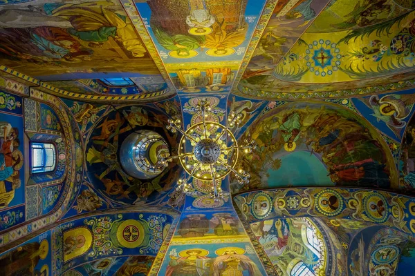 ST. PETERSBURG, RUSIA, 01 MAYO 2018: Vista interior del techo Mosaico en la Catedral de la Resurrección de Cristo de la Iglesia del Salvador en San Petersburgo —  Fotos de Stock