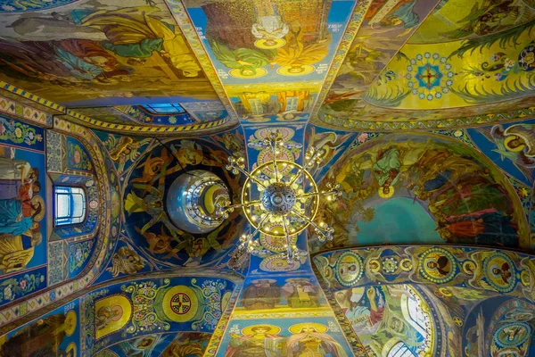 ST. PETERSBURG, RUSIA, 01 MAYO 2018: Vista interior del techo Mosaico en la Catedral de la Resurrección de Cristo de la Iglesia del Salvador en San Petersburgo —  Fotos de Stock