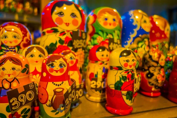 ST. PETERSBURG, RUSIA, 01 MAYO 2018: Primer plano de las muñecas Matryoshka rusas babushka de varios colores en una fila, conjunto de muñecas de tamaño de secreasing colocadas una dentro de otra — Foto de Stock