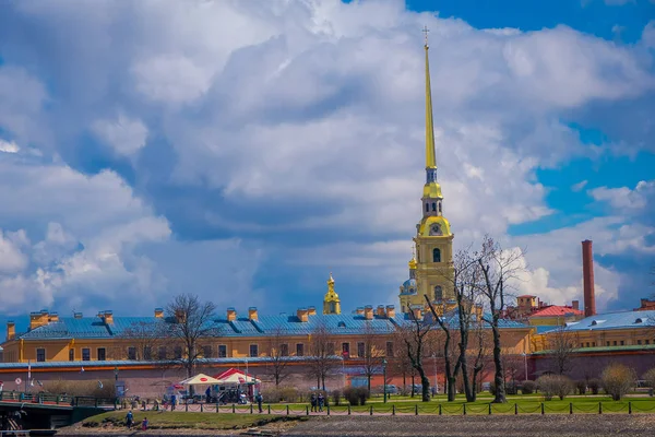 ST. PETERSBURG, RÚSSIA, 01 MAIO 2018: Vista ao ar livre da Fortaleza de Pedro e Paulo é a cidadela original de São Petersburgo, Rússia, foi construída para Domenico Trezzinis desenhos de 1706-1740 — Fotografia de Stock