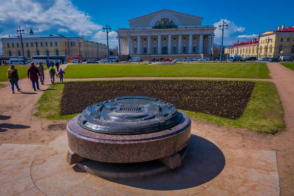 サンクトペテルブルク、ロシア、2018 年 5 月 1 日: 交換局ビルのフォントでは、金属の構造と唾を吐く Vasilyevsky 島にロシアのサンクトペテルブルクで晴れた日の間に — ストック写真