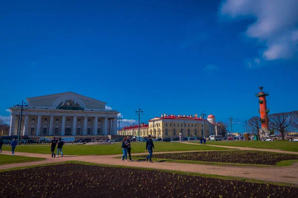 St Petersburg, Rusya, 01 Mayıs 2018: Vasilyevsky Adası ve tükürük Rastral sütunları ile St Petersburg park alanındaki yürüyen insanlarla bina Döviz açık görünüm — Stok fotoğraf