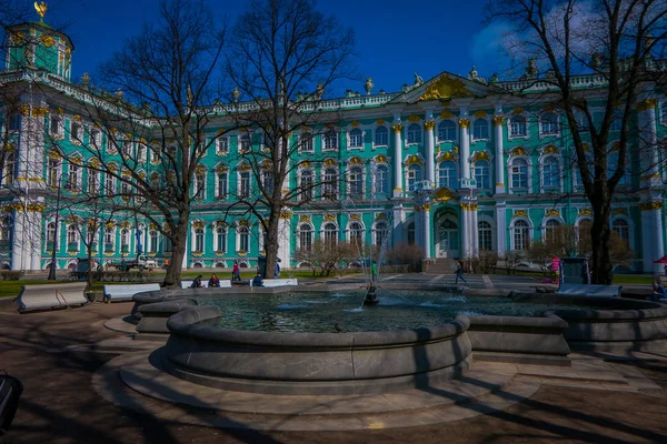 サンクトペテルブルク、ロシア、2018 年 5 月 1 日: 冬宮殿の西側ファサードの前に豪華な噴水屋外観。St のラインホルト ・ シュメリングの建築家のプロジェクトの下で 1896-1901 年に建てられました。 — ストック写真