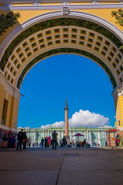 サンクトペテルブルク、ロシア、2018 年 5 月 1 日: 人 ejoying 晴れた日の間にビューとサンクトペテルブルク市のジェネラル ・ スタッフ建物のアーチを通して宮殿広場のビュー — ストック写真