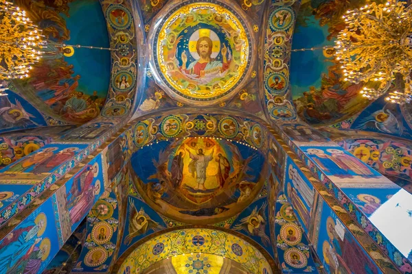 ST. PETERSBURG, RUSIA, 02 MAYO 2018: Mosaico de techo en la Catedral de la Resurrección de Cristo sobre la Sangre de la Iglesia del Salvador sobre la Sangre en San Petersburgo —  Fotos de Stock