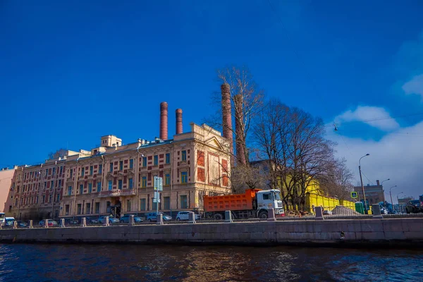 ST. PETERSBURG, RÚSSIA, 02 MAIO 2018: Vista ao ar livre da Ponte Anichkov sobre o rio Fontanka com alguns edifícios em torno de São Petersburgo — Fotografia de Stock