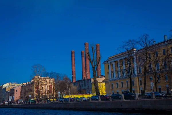 ST. PETERSBURG, RÚSSIA, 01 MAIO 2018: Bela vista ao ar livre de edifícios em um lado do rio fontanka, no século XVIII fluiu para fora do pântano, tem um comprimento de 4,67 km em São Petersburgo — Fotografia de Stock