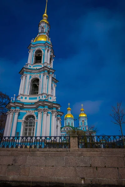 ST. PETERSBURG, RÚSSIA, 02 MAIO 2018: Vista ao ar livre do relógio da torre sineira da Catedral de São Nicolau Epifania, localizada na cidade de São Petersburgo — Fotografia de Stock