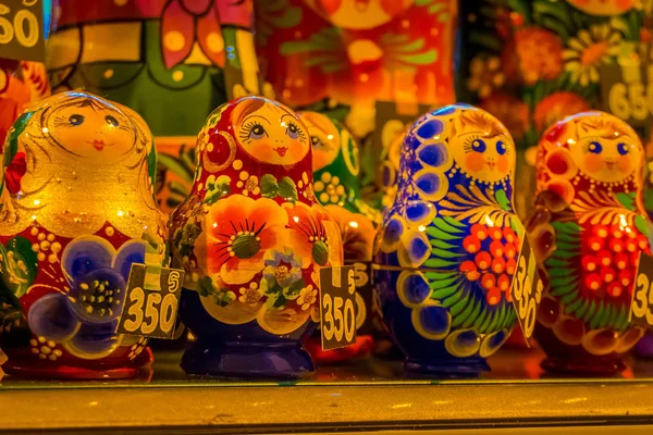 ST. PETERSBURG, RUSIA, 01 MAYO 2018: Primer plano de los souvenirs rusos en fila, las muñecas de anidación de madera matryoshkas se exhiben en un mercado de souvenirs en San Petersburgo — Foto de Stock