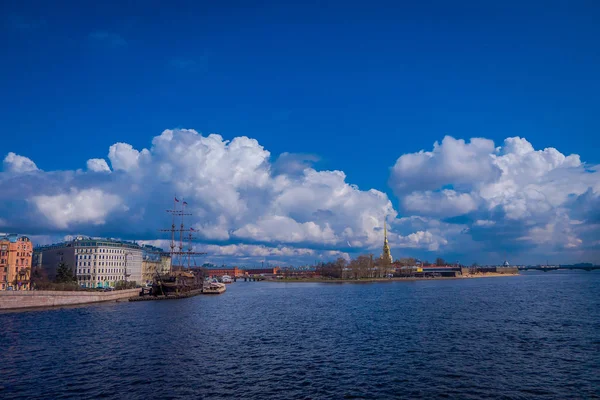 St Petersburg, Rusya, 01 Mayıs 2018: eski Fırkateyn Letuchiy Gollandets: Kalyon gemi Saint Petersburg'daki Neva nehir setin üzerine kapalı restoran içeren