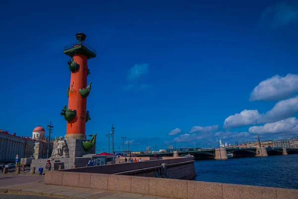 ST. PETERSBURG, RÚSSIA, 01 MAIO 2018: Vista de colunas rostrais no centro histórico da cidade de São Petersburgo, marco turístico popular, Patrimônio Mundial da UNESCO — Fotografia de Stock