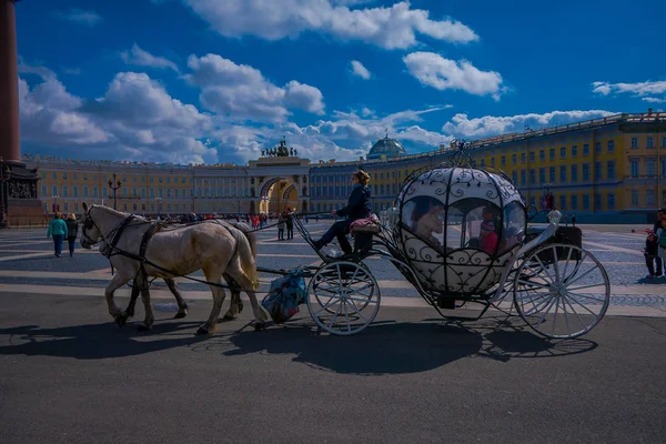 СТ. ПЕТЕРБУРГ, РОССИЯ, 02 МАЯ 2018: Вид на природу каретных лошадей на фоне зимнего дворца с туристами в турне по городу в Санкт-Петербурге — стоковое фото