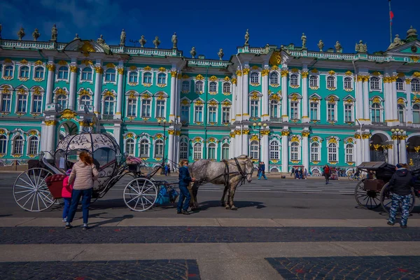 サンクトペテルブルク、ロシア、2018 年 5 月 1 日: 冬宮殿画期的な観光名所の前に皇帝の馬車昼間、エルミタージュ美術館、宮殿広場で屋外観 — ストック写真