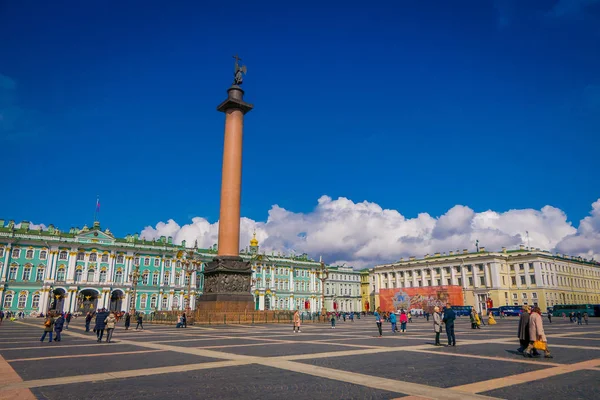 ST. PETERSBURG, RUSSIA, 02 MAY 2018: Outdoor view of unidentified people walking close to the Winter Palace and Alexander Column on Palace Square in St. Petersburg — Stock Photo, Image