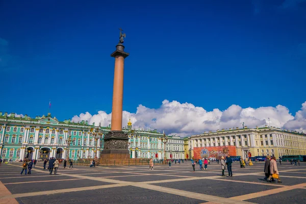 ST. PETERSBURG, RUSIA, 02 MAYO 2018: Vista al aire libre de personas no identificadas caminando cerca del Palacio de Invierno y la Columna Alexander en la Plaza del Palacio en San Petersburgo — Foto de Stock