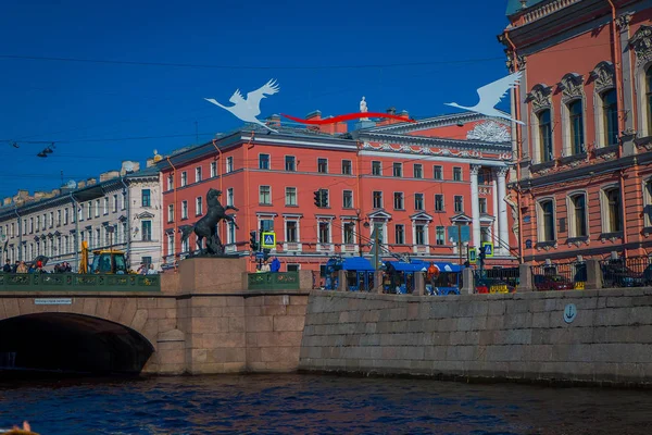 ST. PETERSBURG, RUSIA, 02 MAYO 2018: Vista al aire libre del puente de Anichkov sobre el río Fontanka con algunos edificios alrededor en San Petersburgo — Foto de Stock