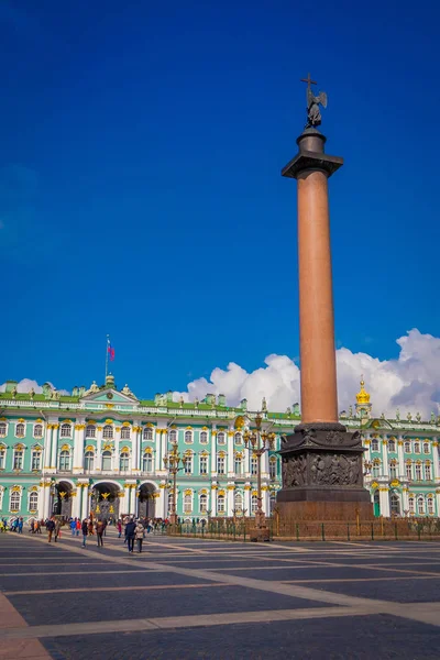 サンクトペテルブルク、ロシア、2018 年 5 月 2 日: 冬宮殿とアレクサンダー ・ コラム、サンクトペテルブルクの宮殿広場を歩く正体不明の人の屋外の表示 — ストック写真