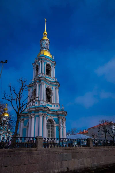 ST. PETERSBURG, RÚSSIA, 02 MAIO 2018: Vista ao ar livre do relógio da torre sineira da Catedral de São Nicolau Epifania, localizada na cidade de São Petersburgo — Fotografia de Stock